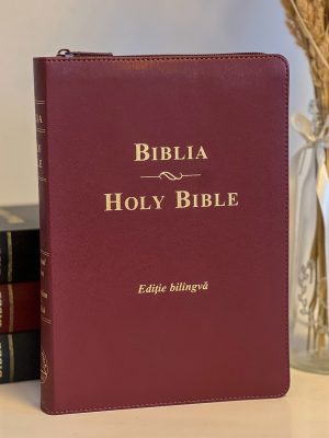 Biblie mare, bilingvă română-engleză, visinie, cu fermoar