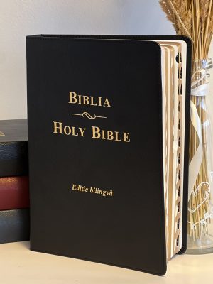 Biblie mare, bilingvă română-engleză, neagră, fără fermoar
